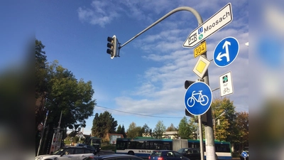 Im Moment befindet sich eine Baustelle an der Kreuzung, doch eine Evaluierung der letzten Monate wird zeigen, ob der grüne Abbiegepfeil für Radler an der Stelle auch ab 2020 aufgestellt wird. (Foto: Daniel Mielcarek)