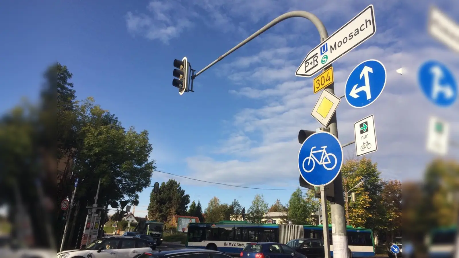 Im Moment befindet sich eine Baustelle an der Kreuzung, doch eine Evaluierung der letzten Monate wird zeigen, ob der grüne Abbiegepfeil für Radler an der Stelle auch ab 2020 aufgestellt wird. (Foto: Daniel Mielcarek)