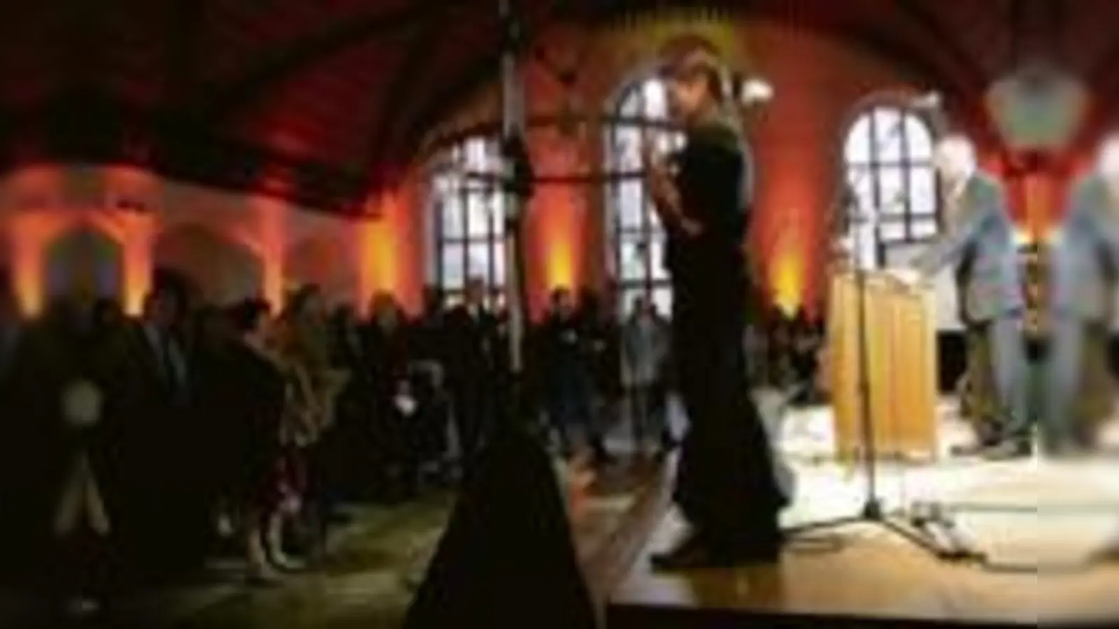 Mit einem herzlichen Vergelts Gott dankte Wirtschaftsreferent Dr. Reinhard Wieczorek (r.) im historischen Rathaussaal den Bürgern für ihr Engagement zum großen Stadtjubiläum. Für gehörlose Gäste wurde die Rede in Gebärdensprache übersetzt.  (Foto: ms)