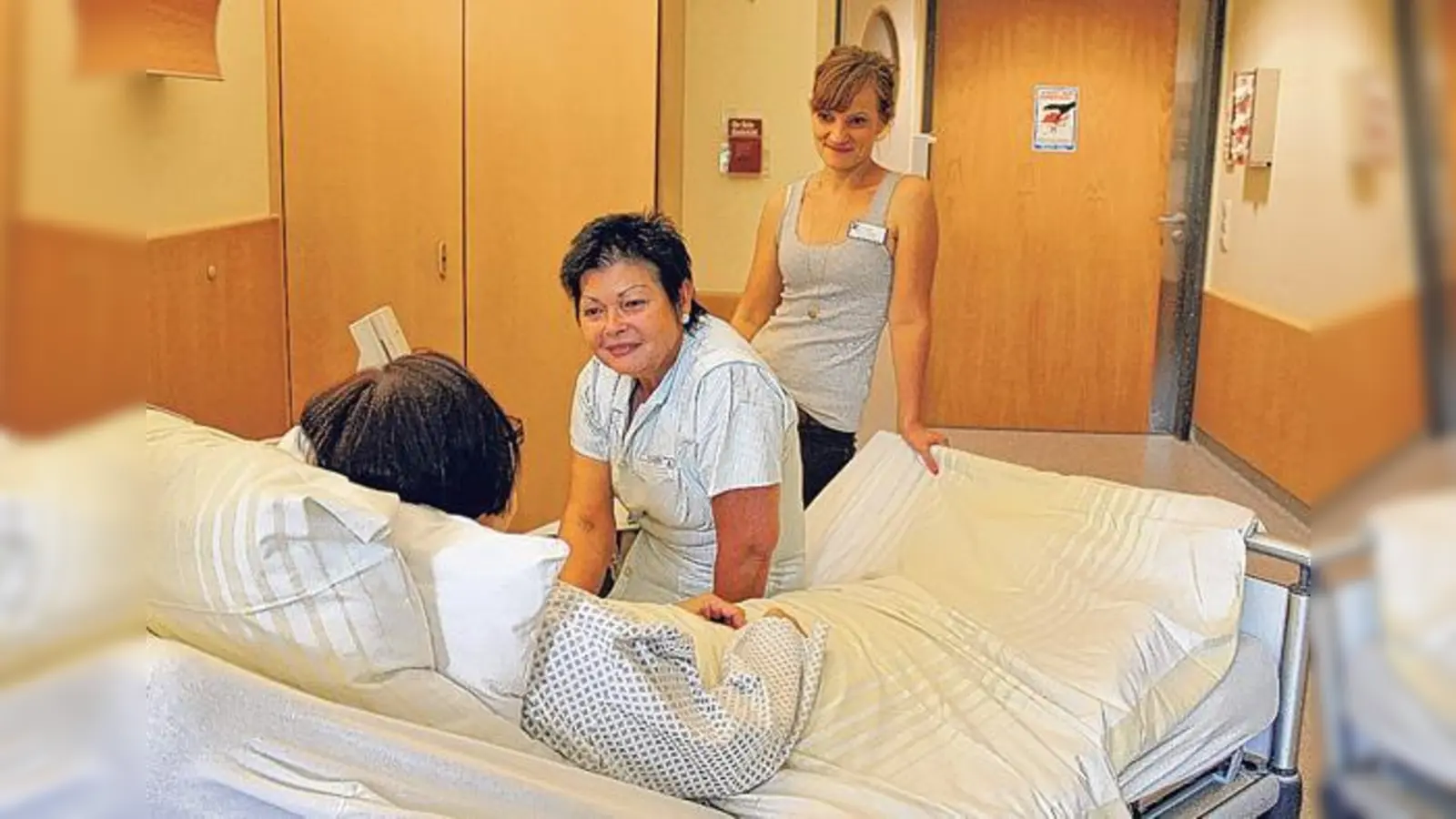 Susanne Amtmann (Mitte) kümmert sich als ehrenamtliche Mitarbeiterin um Patienten im Krankenhaus Barmherzige Brüder. Ihr zur Seite steht Christina Strych, Leiterin Case Management.	 (Foto: sb)