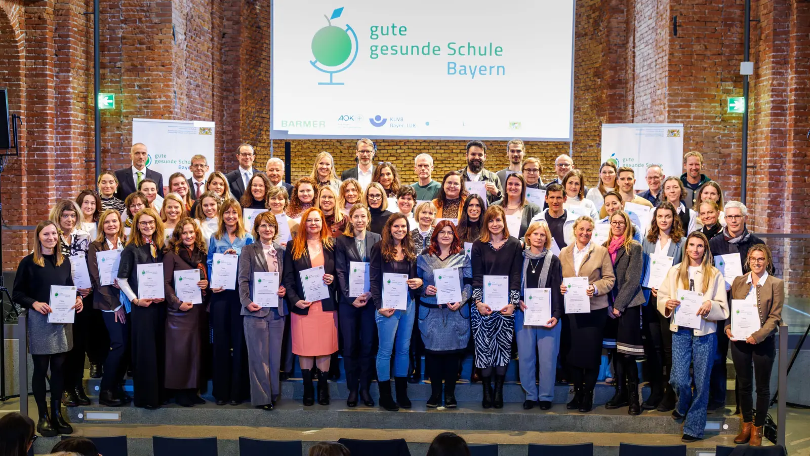 Zahlreiche Vertreterinnen und Vertreter der Schulen nahmen die Urkunden entgegen - hier das Gruppenfoto für Oberbayern. (Foto: Matthias Balk/Bayerisches Staatsministerium für Unterricht und Kultus)