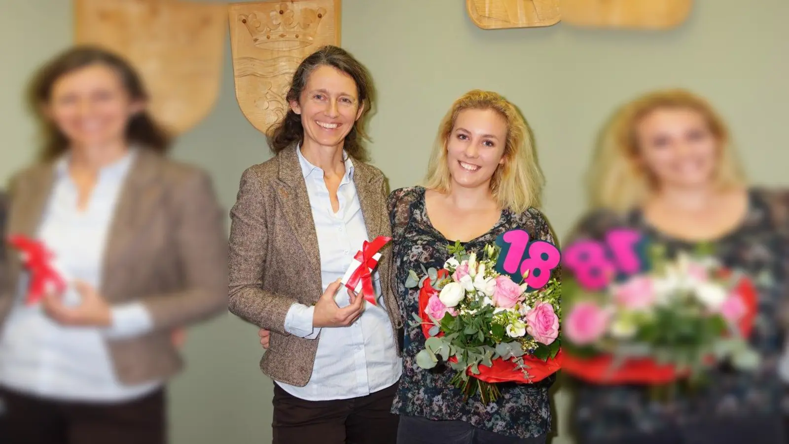 Uta Wüst gratulierte Christina Bosch zum 18. Geburtstag. Sie trafen sich zu einem Gespräch im Rathaus, denn der Bürgermeisterin ist die Meinung der Jugend wichtig. (Foto: Birgit Doll)