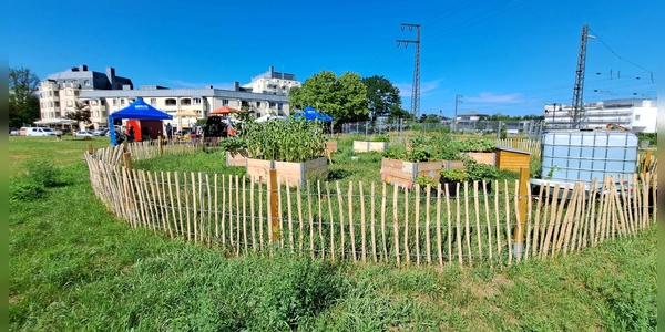 An der Friedrichshafener Straße sind durch eine Zwischennutzung Aufenthaltsangebote für die Nachbarschaft entstanden. (Foto: LHM)