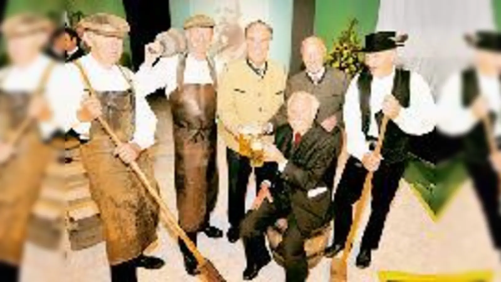 Die drei Brüder Franz (sitzend), Peter und Gustl (v. l. Bildmitte) Inselkammer mit Brauern  stoßen auf den runden Geburtstag der Brauerei Aying an.  Fotos  (Foto: Claus Schunk)