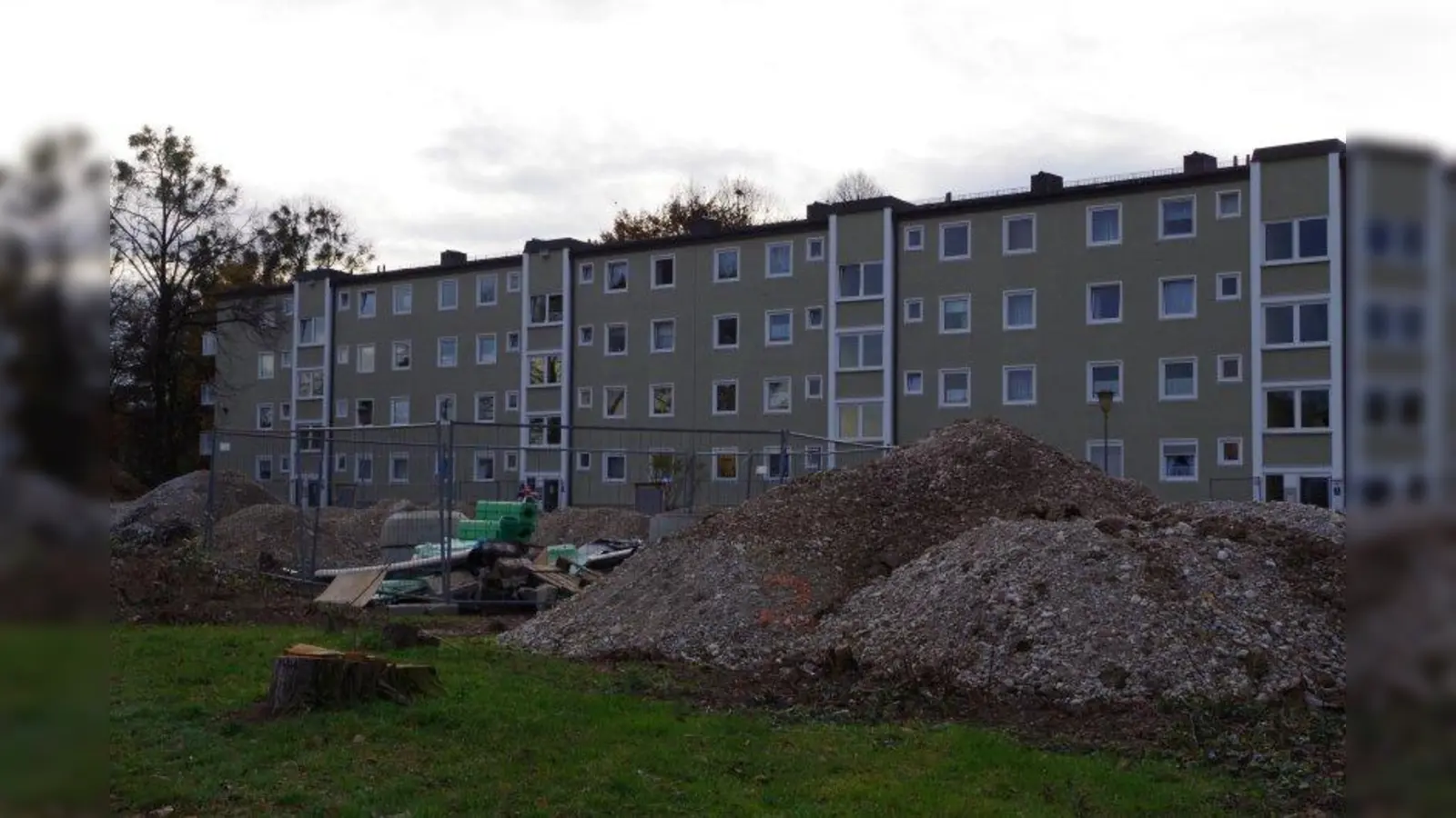Hier an der Ecke Kiem-Pauli-Weg/ Hans-Thonauer-Straße wird ein neues Wohnhaus für die „Alte Heimat“ entstehen. Ab März soll die Baustelle eingerichtet werden. (Foto: kö)