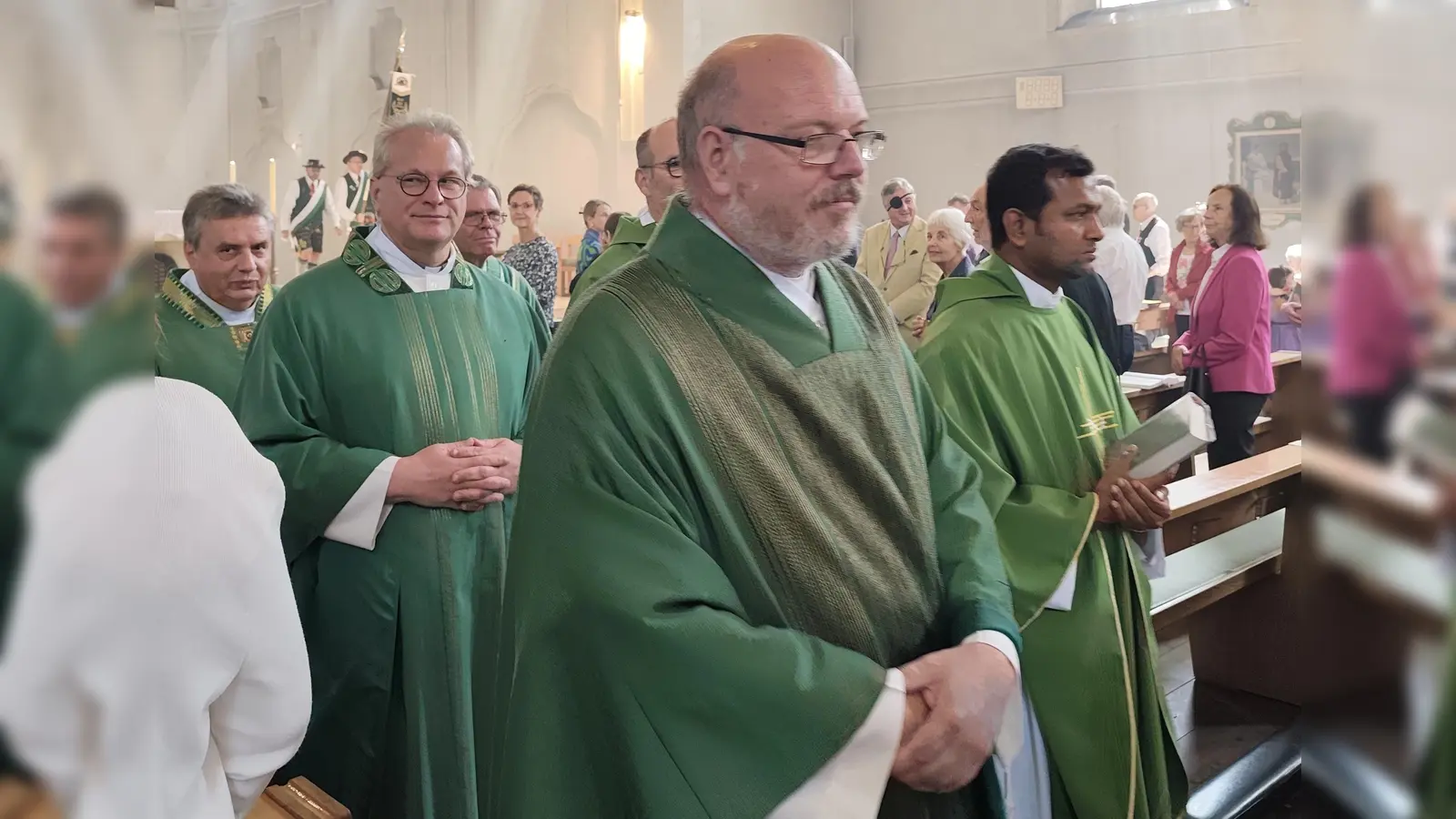 Pfarrer Marek Baginski (links) beim Auszug aus der Kirche. (Foto: Hermann Vogel)