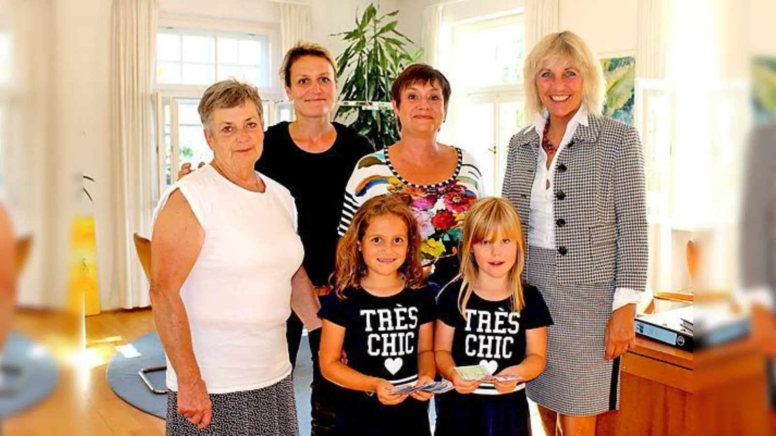 Hanni Heindl, Alice Martin, Christine Rötzer und  Bürgermeisterin Gabriele Müller, vorne von links: Kim und Ella. 	 (Foto: Gemeinde Haar)