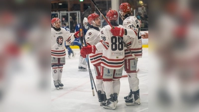  Kelvin Walz (links) und Alexandre Gagnon (#88) mit Nicolai Quinlan und Florian Gaschke beim Feiern eines Tores. (Foto: smg)