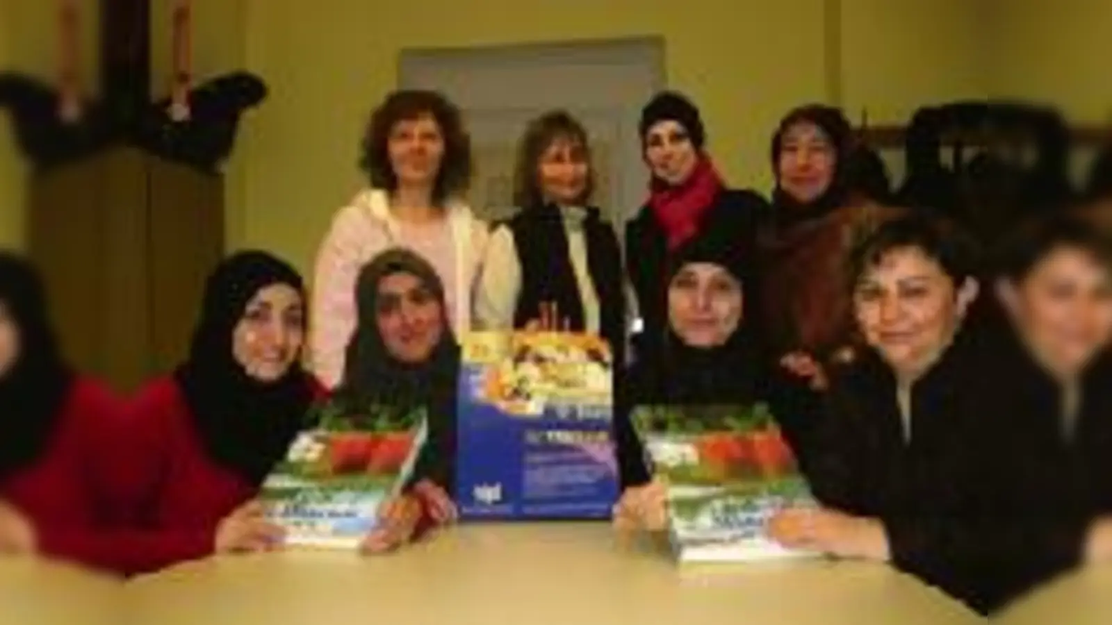 Sie ziehen fest an einem Strang  die engagierten Frauen des Elterntalkprojekts. 	 (Foto: VA)