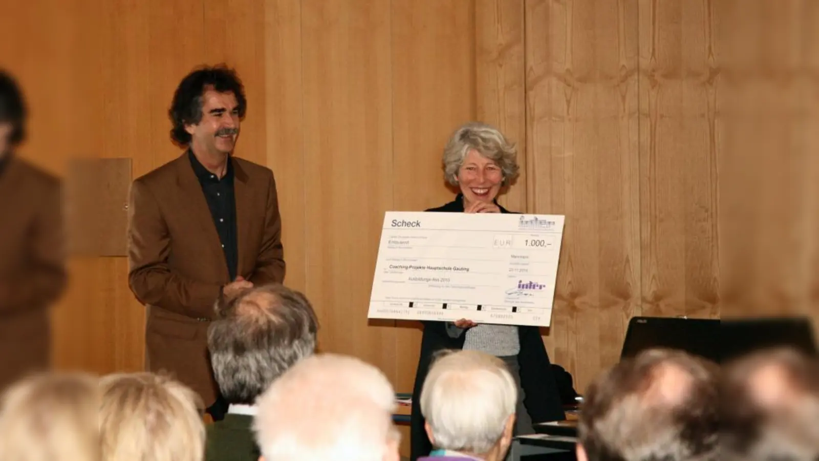 „Der Preis geht genauso an die Schule. Ohne die wunderbare Zusammenarbeit könnten wir doch gar nichts machen.“ Schulleiter Udo Wiese und Coaching-Mitglied Maximiliane Kleindieck mit dem Scheck über 1.000 Euro. (Foto: US)