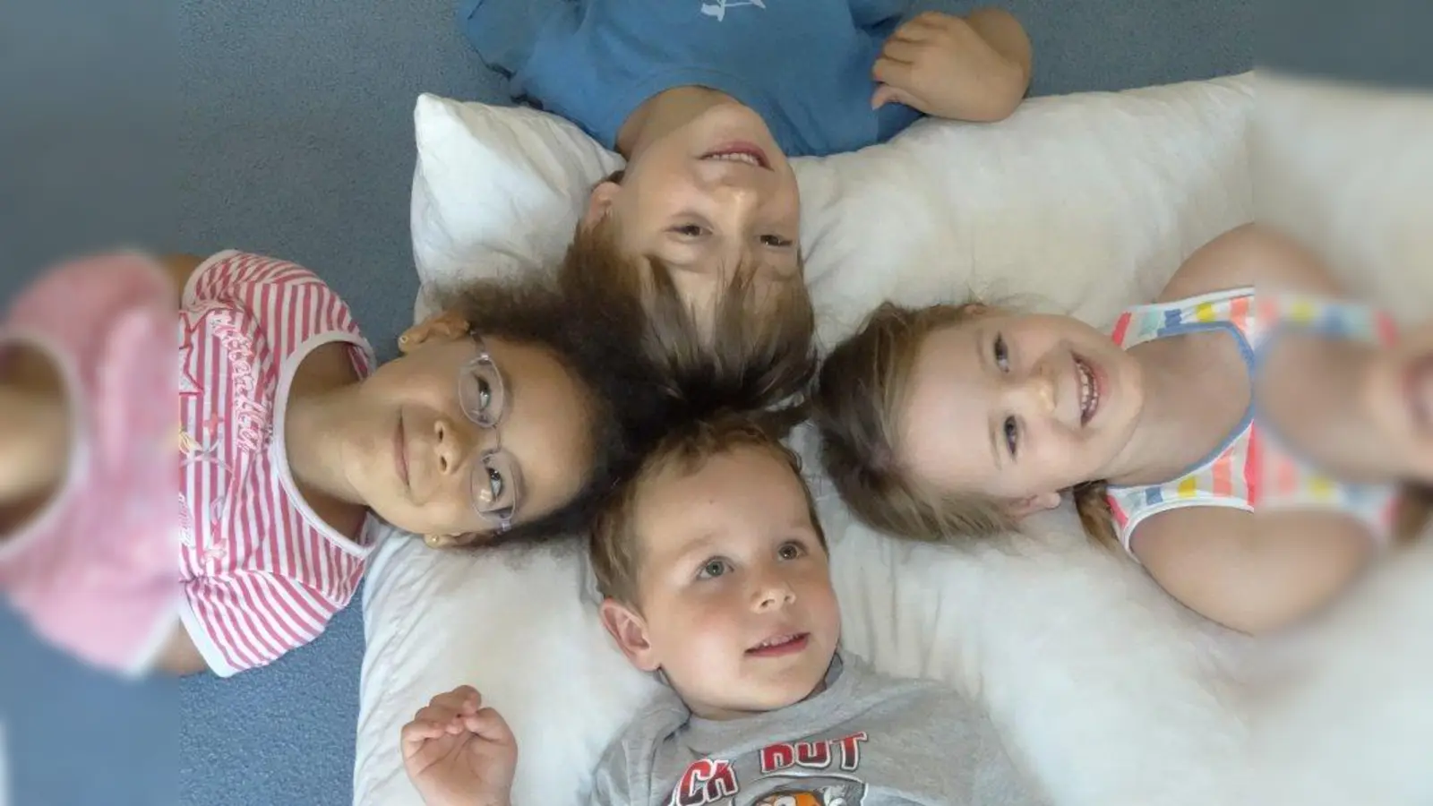 In entspannter Lage schauen die „Quatschbären” ein Buch an und sprechen darüber. (Foto: tab)