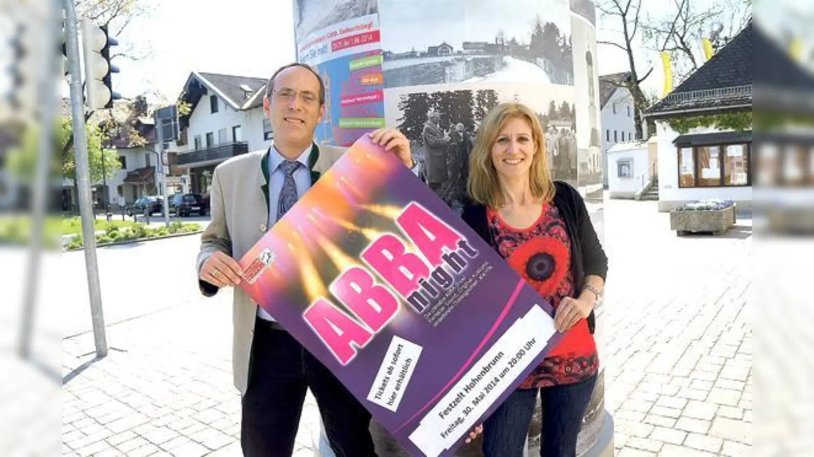 Bürgermeister Stefan Straßmair und Petra Seeger vom Organisationsteam freuen sich auf viele Besucher beim Festwochenende Ende Mai.	 (Foto: hw)