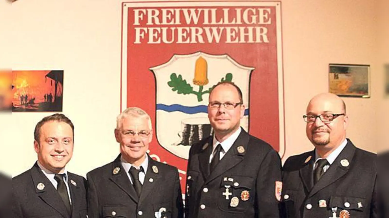 Für langjährigen aktiven Dienst ausgezeichnet: v.l.: stellv. Kommandant Andreas Tristl, Lorenz Ballauf, Christian Kohler und  Kommandant Robert Paul	 von der FFW Hohenbrunn. 	 (Foto: VA)