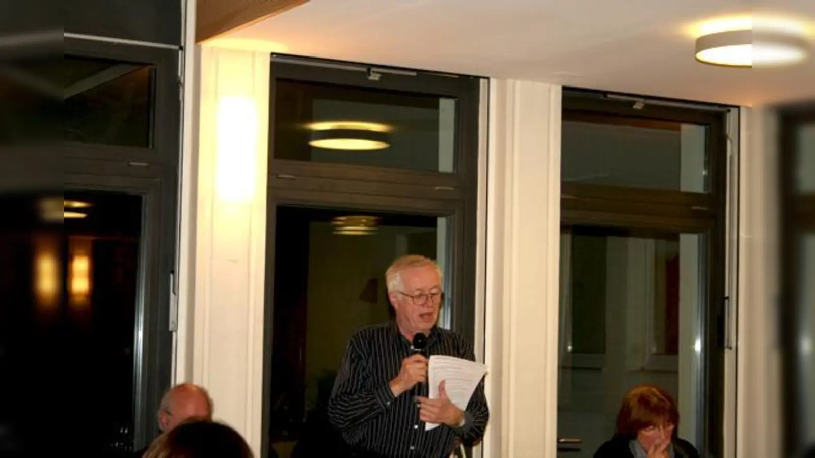 Werner Walter verliest die Forderungen des BAs zur Nachnutzung des  Brauereigeländes.	 (Foto: js)