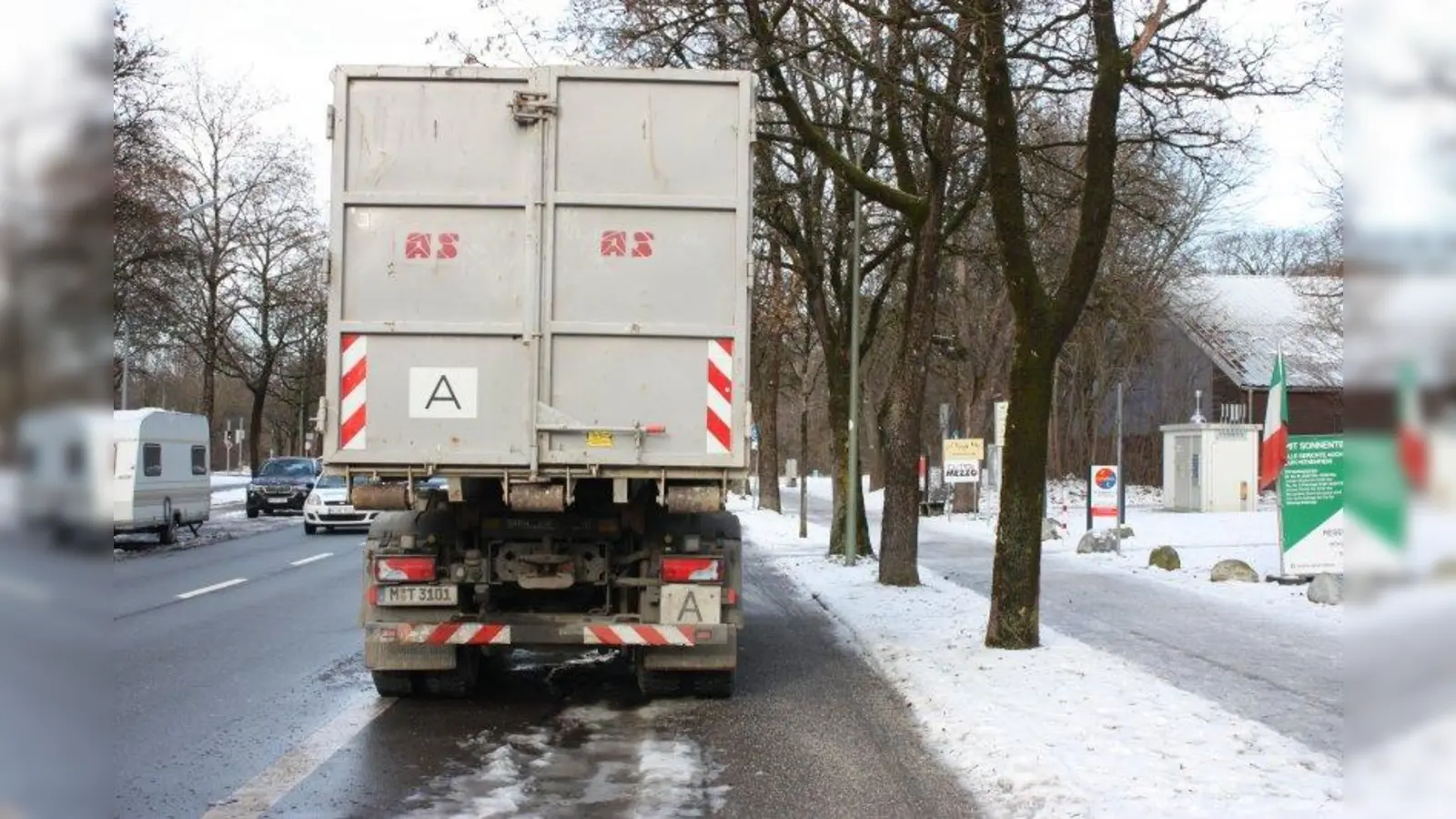 In der Graubündener Straße hin und wieder zu sehen: Parkende Lkw stehen mangels Platz auch auf dem Radweg. Im Winter wird es besonders schwierig. (Foto: job)