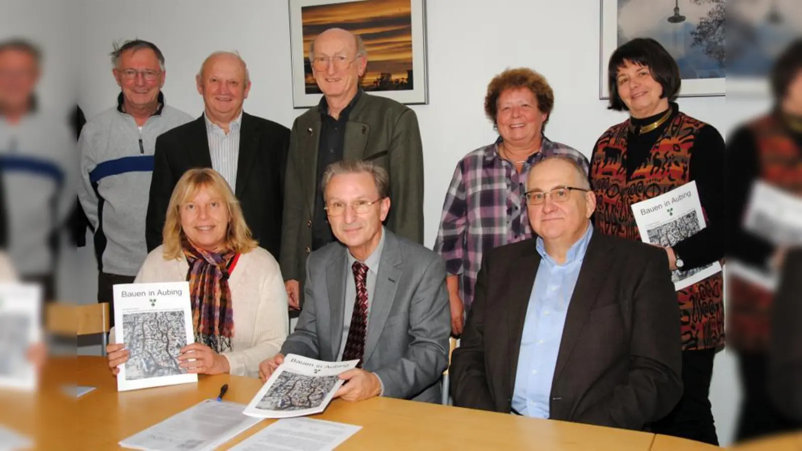 Sie stellten für gleich drei Aubinger Vereine die neue Broschüre vor: (von links, vorne) Karin Binsteiner, Klaus Bichlmayer, Thomas Hampel, (hinten) Lothar Rechl, Anton Fürst, Werner Dilg, Monika Holzapfel und Barbara Sajons. (Foto: Eva Schraft)