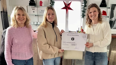 Freude bei der Spendenübergabe (v.l.): Petra Tech (Leiterin Standortförderung Stadt Germering), Lisa Röth (Leiterin der Cordobar) und Katharina Müller (Mitarbeiterin Standortförderung.) (Foto: Stadt Germering)