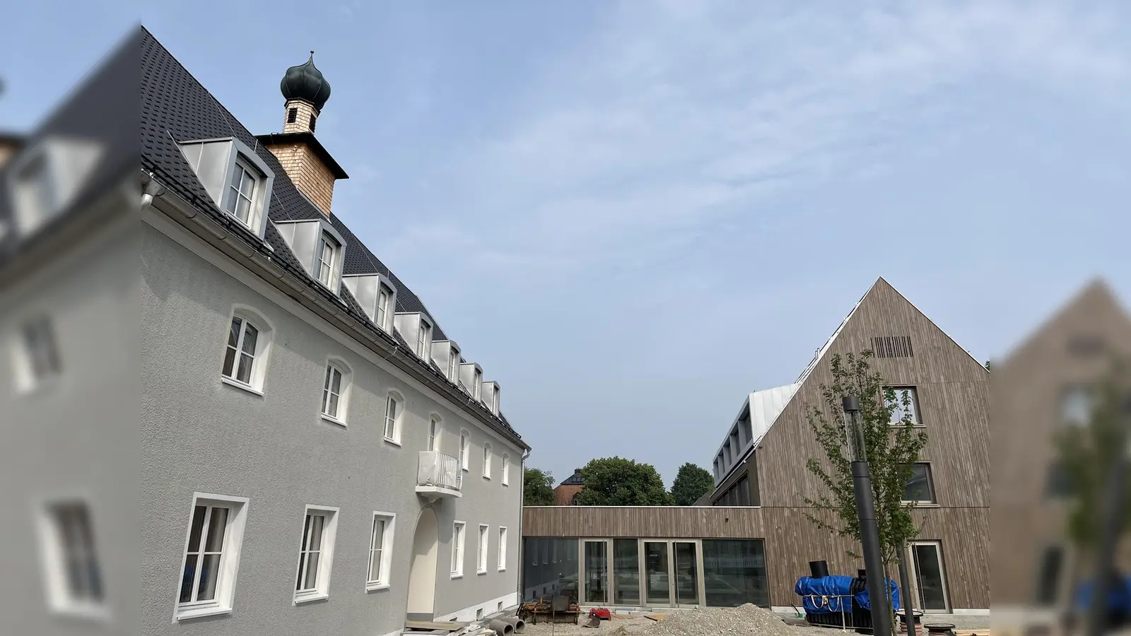 Ende Juni wird die Gemeindeverwaltung ihre Bürgerinnenund Bürger wieder am „alten neuen“ Standort am Rathausplatz 12 willkommen heißen.  (Foto: Gem. Neubiberg)