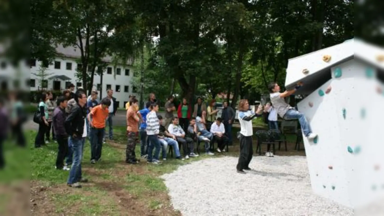 Stefan Glowacz, einer der weltbesten Kletterer und Expeditionisten, wies die sich am mutigsten zeigenden Jugendlichen in den neuen Boulderturm ein. (Foto: H. Klier)