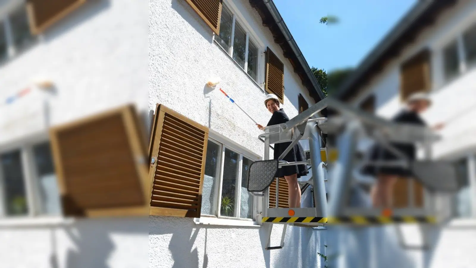Sozialreferentin Brigitte Meier greift beim Renovieren des Stiftungsanwesens Herterichstraße selbst zum Farbroller. (Foto: pi)