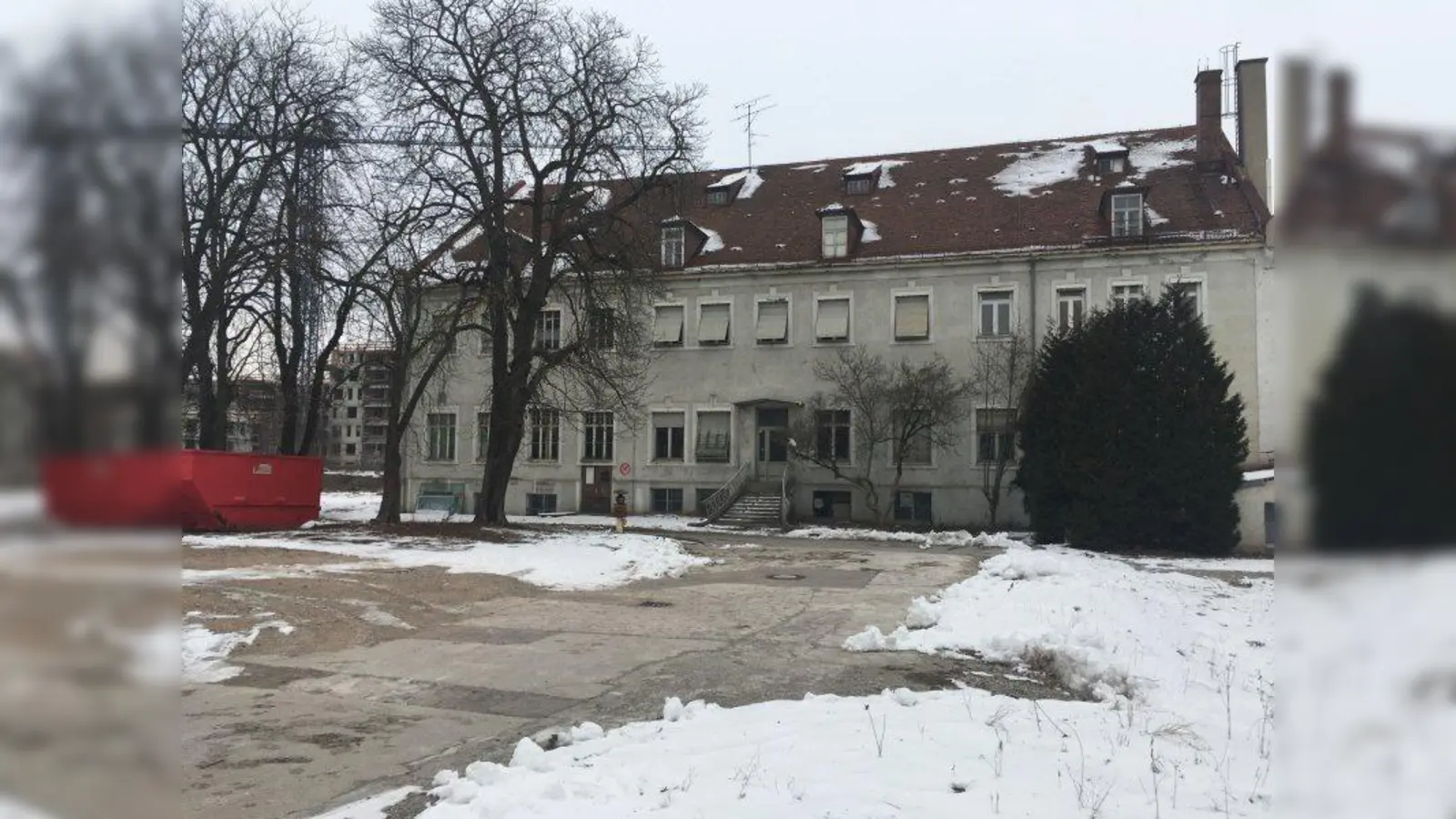 „Die Kupa ist eine Schatzkiste. Das soll so bleiben. Sie bekommt eine würdige Bühne im neuen Quartier.” Projektleiter Christian Schulz von Bauwerk Development GmbH und Architekt Robert Liedgens von Allmann-Sattler-Wappner-Architekten stellten die Pläne im BA vor. (Foto: us)