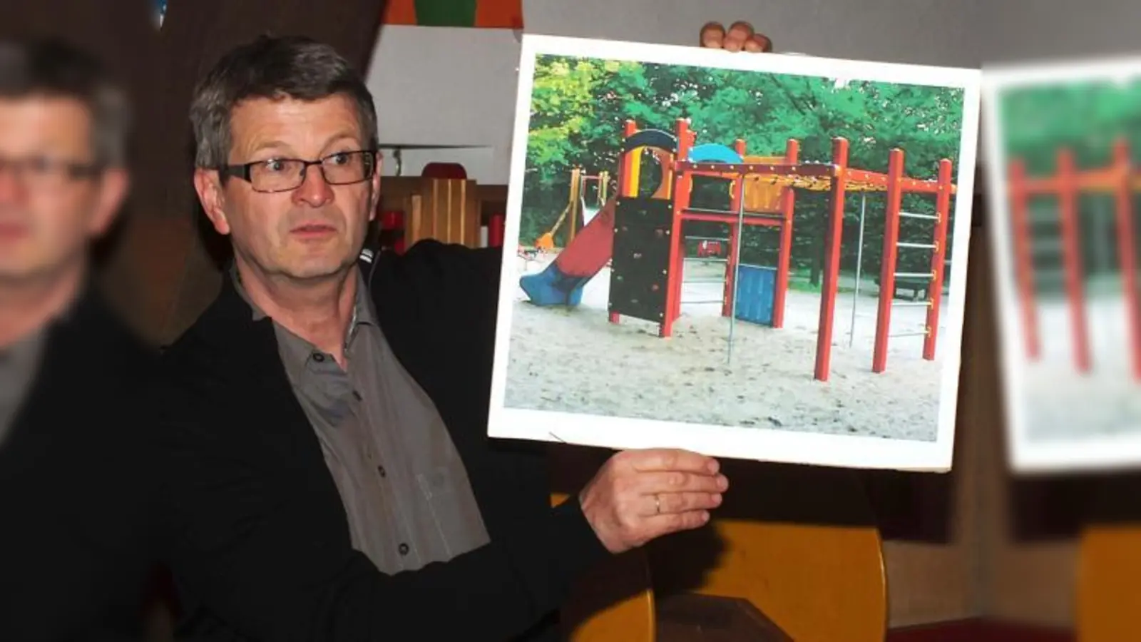 Ein Lichtblick für die Kinder. Der Kinderschutzbund Wartenberg spendet ein modernes Spielgerät für die »Kleinsten«. Josef Neblich bei der Präsentation des Spielgeräts.	 (Foto: kw)