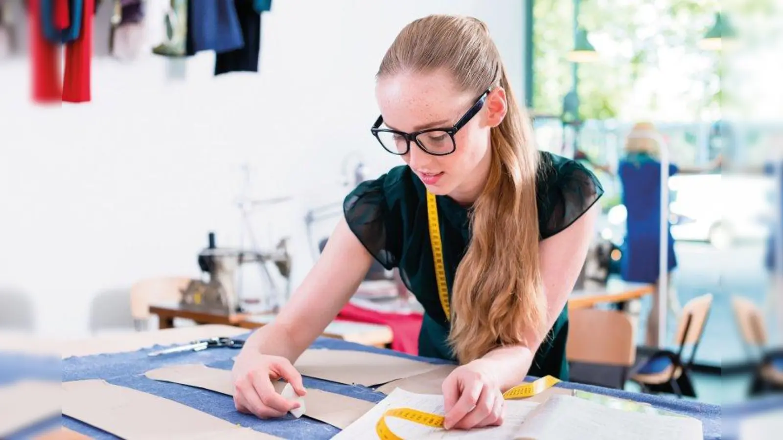 Kreativität, gutes Vorstellungsvermögen und ein versierter Umgang mit Computer und Nähmaschine: Die Ausbildung zum Modenäher und -schneider bietet Abwechslung und gute Chancen auf einen interessanten Job. (Foto: Kzenon/Fotolia/Randstad)