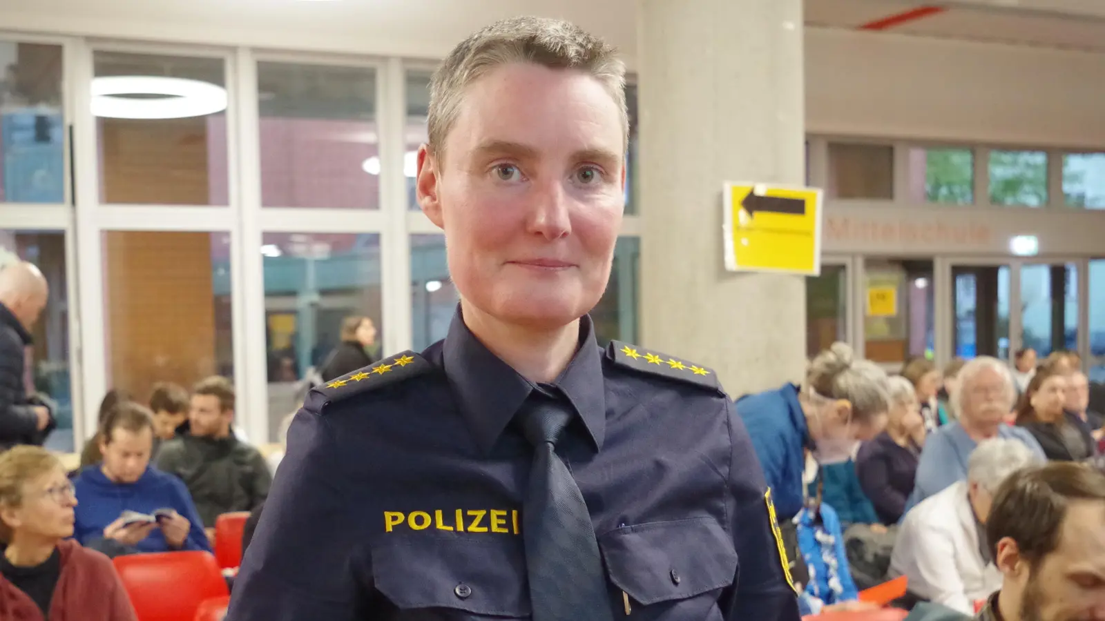 Daniela Hand ist die Leiterin der Polizeiinspektion 14. Sie sprach bei der diesjährigen Bürgerversammlung im Westend. (Foto: Beatrix Köber)