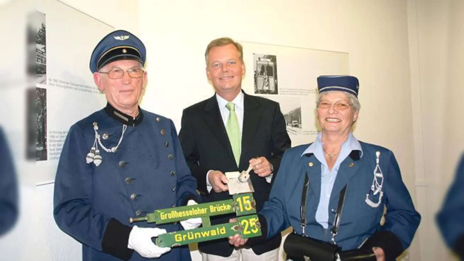 Gute Nachrichten: Die Tram 25 bleibt den Grünwaldern erhalten und wird nicht »zur Geschichte«.  Bürgermeister Jan Neusiedl (Mitte) begrüßt vor drei Jahren die beiden »Schaffner« Manfred und Traudl Neumaier zum 100. Geburtstag der Tram. 	 (Foto: hol)