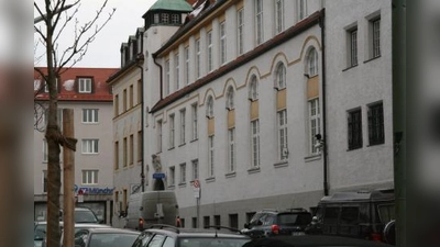 Die Polizeiinspektion 45 ist für Pasing, Menzing und Aubing zuständig. „Wir haben zwar ein Riesengebiet, aber die Kriminalität sinkt bei uns“, gab Dienststellenleiter Klaus Hofmann auf der letzten Bürgerversammlung bekannt. (Foto: US)