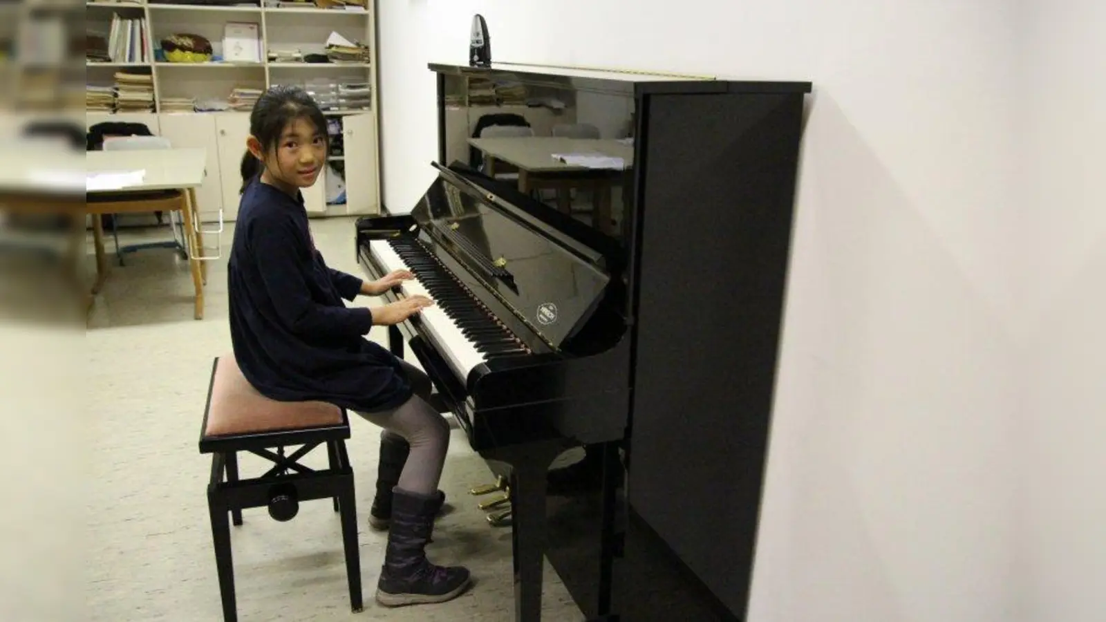 Die neunjährige Zoe Zhang aus Karlsfeld hat sich beim Regionalwettbewerb von „Jugend musiziert” am Klavier einen 1. Preis geholt. (Foto: sb)