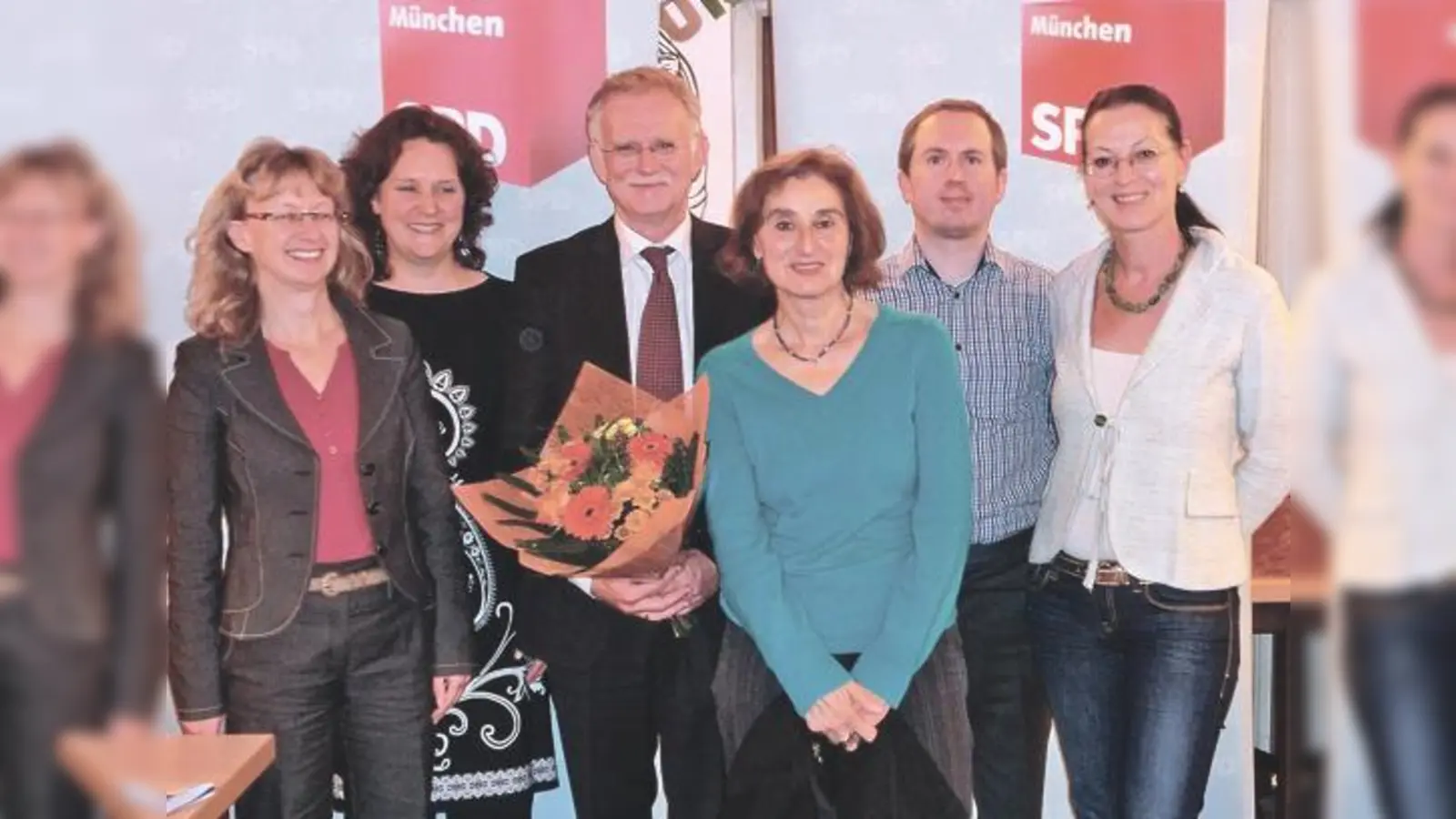 Die beiden Kandidaten mit ihren Unterstützern (v.li.): Stadträtin Messinger, BA-Mitglied Meyer, MdL Hans-Ulrich Pfaffmann, Stadträtin Renner, Bezirksrat Mike Malm und Stadträtin Tausend.  (Foto: Heinz-Peter Meyer)