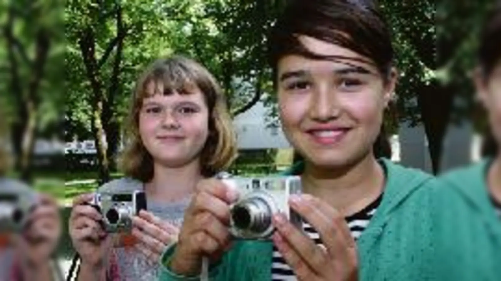 Konkurrenz belebt das Geschäft: Christina Berger (l.) und Sophie Ismair freuen sich über möglichst viele junge Hobbyfotografen, die wie sie Ismaninger Motive fotografieren.  (Foto: ko)