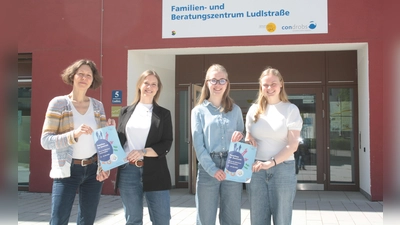 Sozialpädagogin Barbara Lipp, Leiterin Julia Sicheneder und die Praktikantinnen Carolin Tammena und Helena Kramolowsky (von links) sind bei der Woche der Familienzentren dabei. (Foto: job)