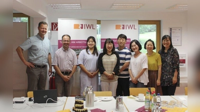 Die Betriebsleiter Alexander Härtl und Marco Rieth (links) mit der südkoreanischen Delegation. (Foto: Fiedler/IWL)