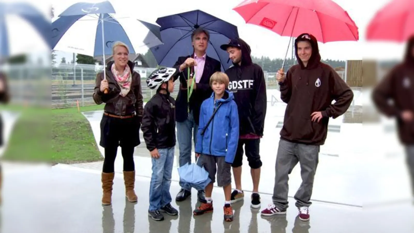 Olaf von Löwis freute sich, Basti Rittig (Mitte) den Schlüssel zur neuen Skateranlage übergeben zu können. Er wird mit Alexander Hupfer (r.) die Betreuung der Anlage übernehmen. Marktgemeinderätin Verena ­Heiler war an der Planung beteiligt.  (F.: Pietsch)