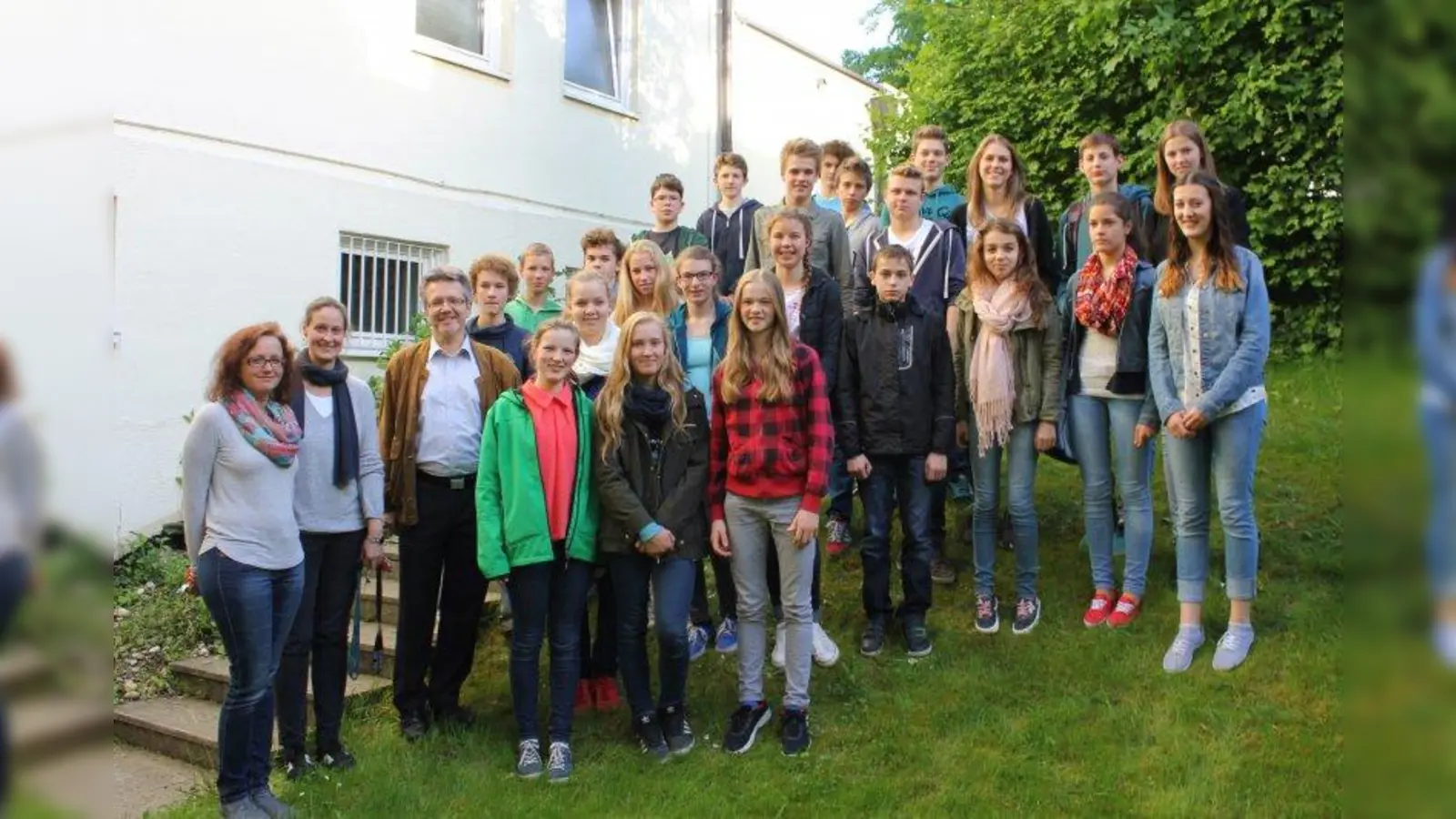 Die Konfirmandengruppe zu Besuch in den MädchenRäumen und den Schutzräumen für Mädchen der Inneren Mission in der Oselstraße. Vorne v.l.: Hanka Thiemeier, Dagmar Kirchmair und Pfarrer Hans-Martin Köbler. (Foto: US)