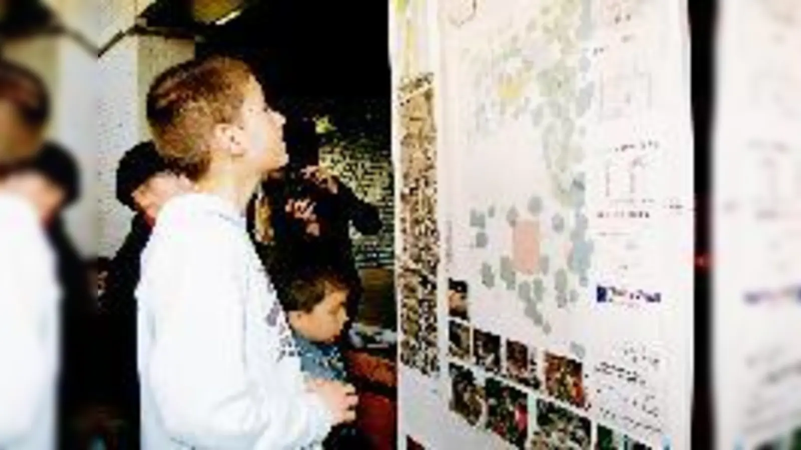 Ungläubiges Staunen, dass die Idee Wirklichkeit wird: Kinder aus dem Hasenbergl vor dem Plan ihres neuen Abenteuerspielplatzes	 (Foto: KJR)