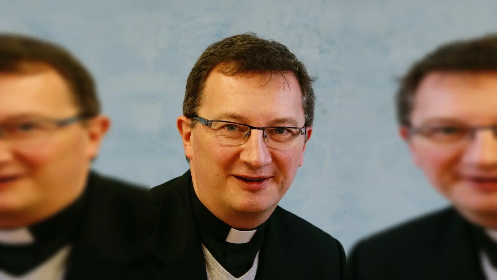 Pfarrer Georg Rieger, Leiter des Pfarrverbands in Laim, wird beglückwünscht. (Foto: pi)