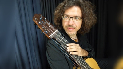 Alexander Stöhr zeigt bei seinem Konzert im Kulturhaus in Raisting die vielfältigen Seiten der Gitarre. (Foto: Stöhr/Saitenpoet)