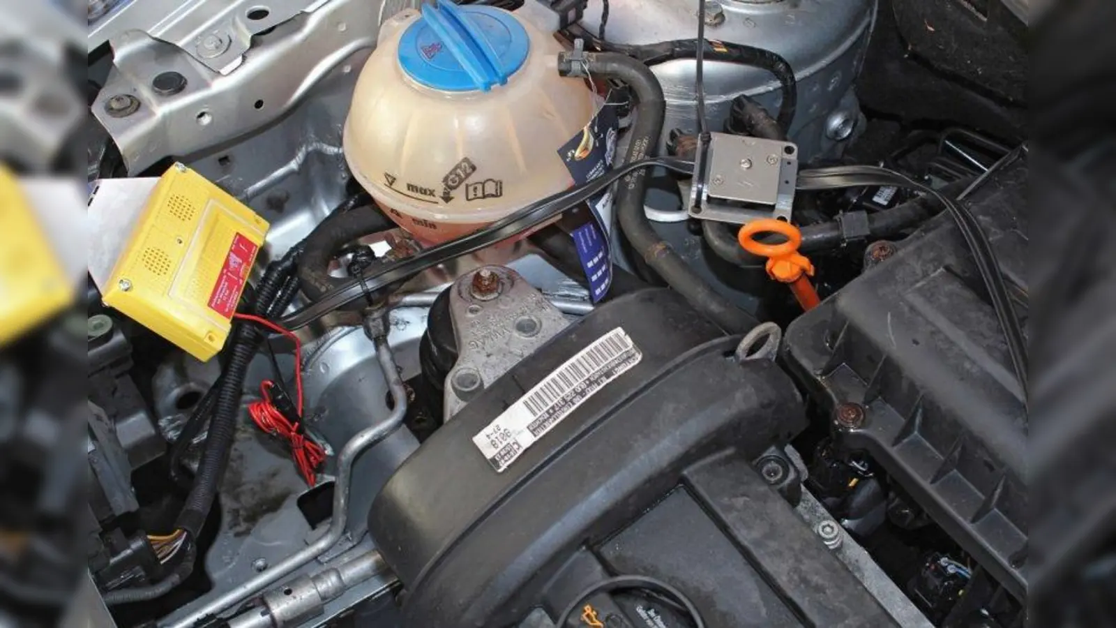 So genannte Kontaktplatten im Motorraum wehren Marder ab. (Foto: Auto-Medienportal.Net/GTÜ)