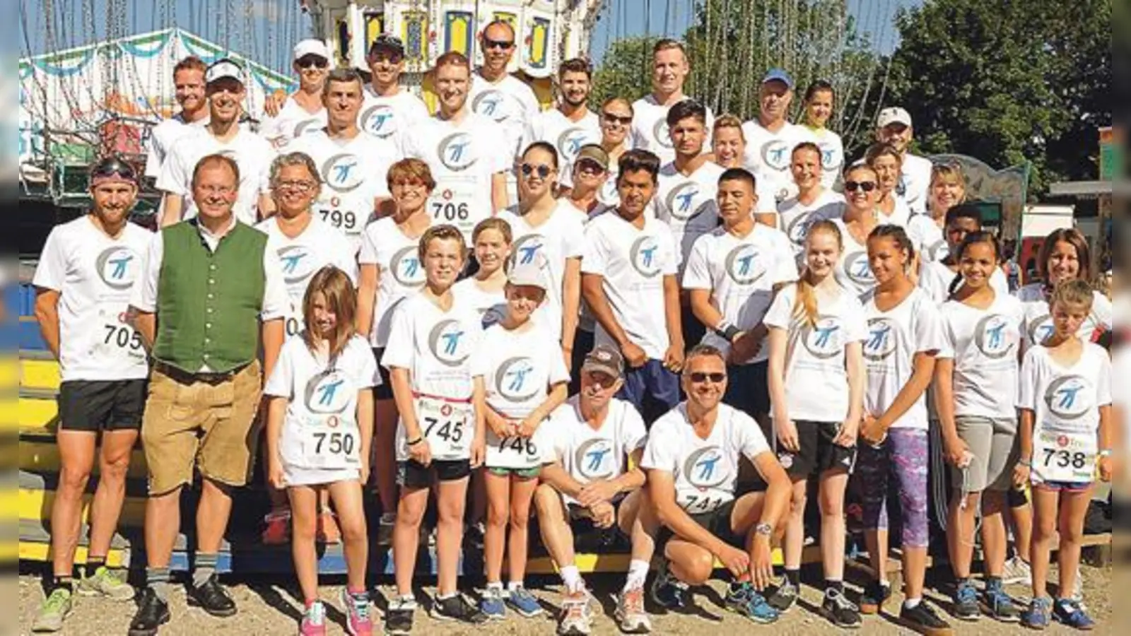 Gruppenfoto des kids to life Teams mit vorne links Faris al Sultan, 1. Bürgermeister Unterhaching Wolfgang Panzer (gr. Weste) und Stiftungsleiterin Barbara Hathaway.	 (Foto: kidstolife)