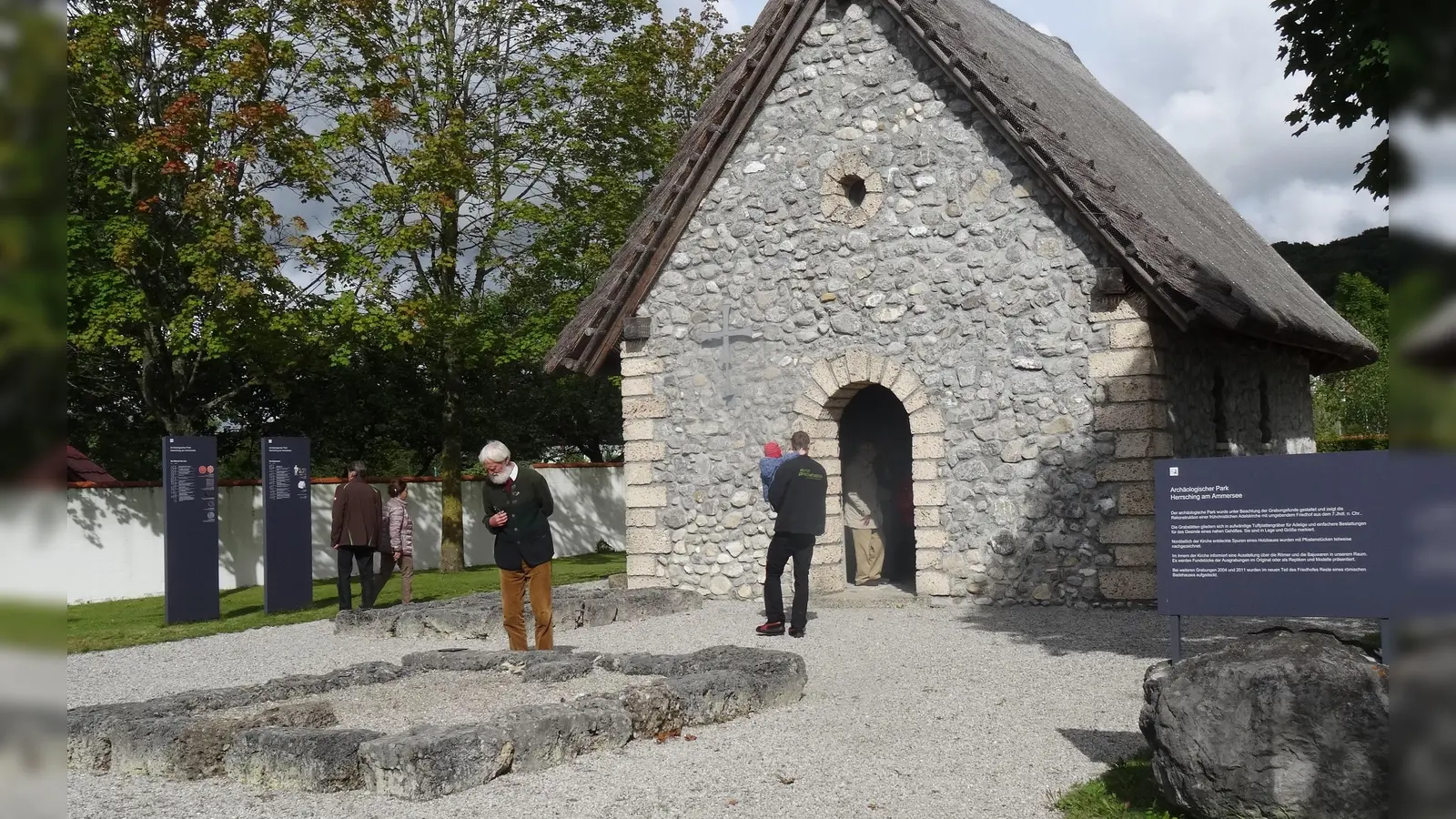 Die Ausstellung in der Adelskirche kann während der Sommermonate sonntags besucht werden. Die Außenanlage ist ganzjährig zugänglich. (Foto: Verein für Archäologie und Geschichte Herrsching e.V.)