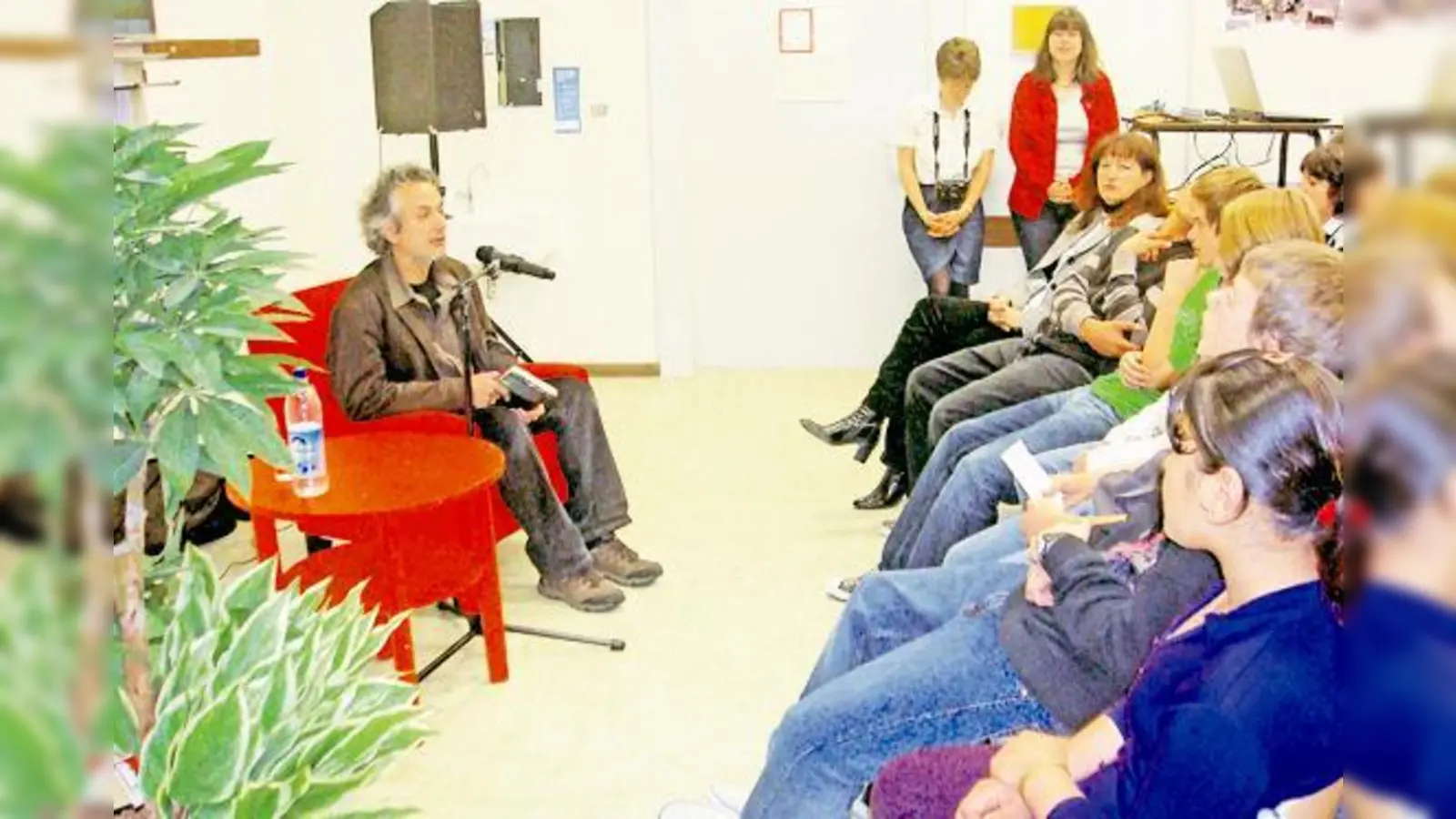 Der bekannte Münchner Autor Friedrich Ani las in der Simmernschule. 	 (Foto: Schule)