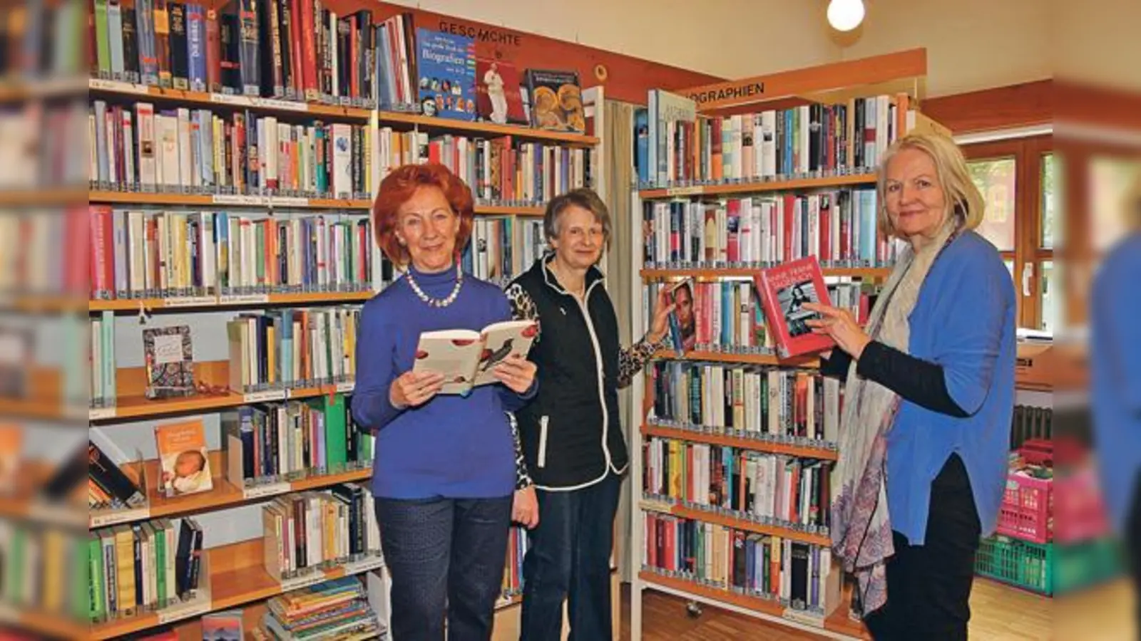 Christine Hartig, Hannelore Neugebauer und Christine Lauerer engagieren sich teils seit Jahrzehnten ehrenamtlich in der Bücherei der Vaterunserkirche. 	 (Foto: ahi)