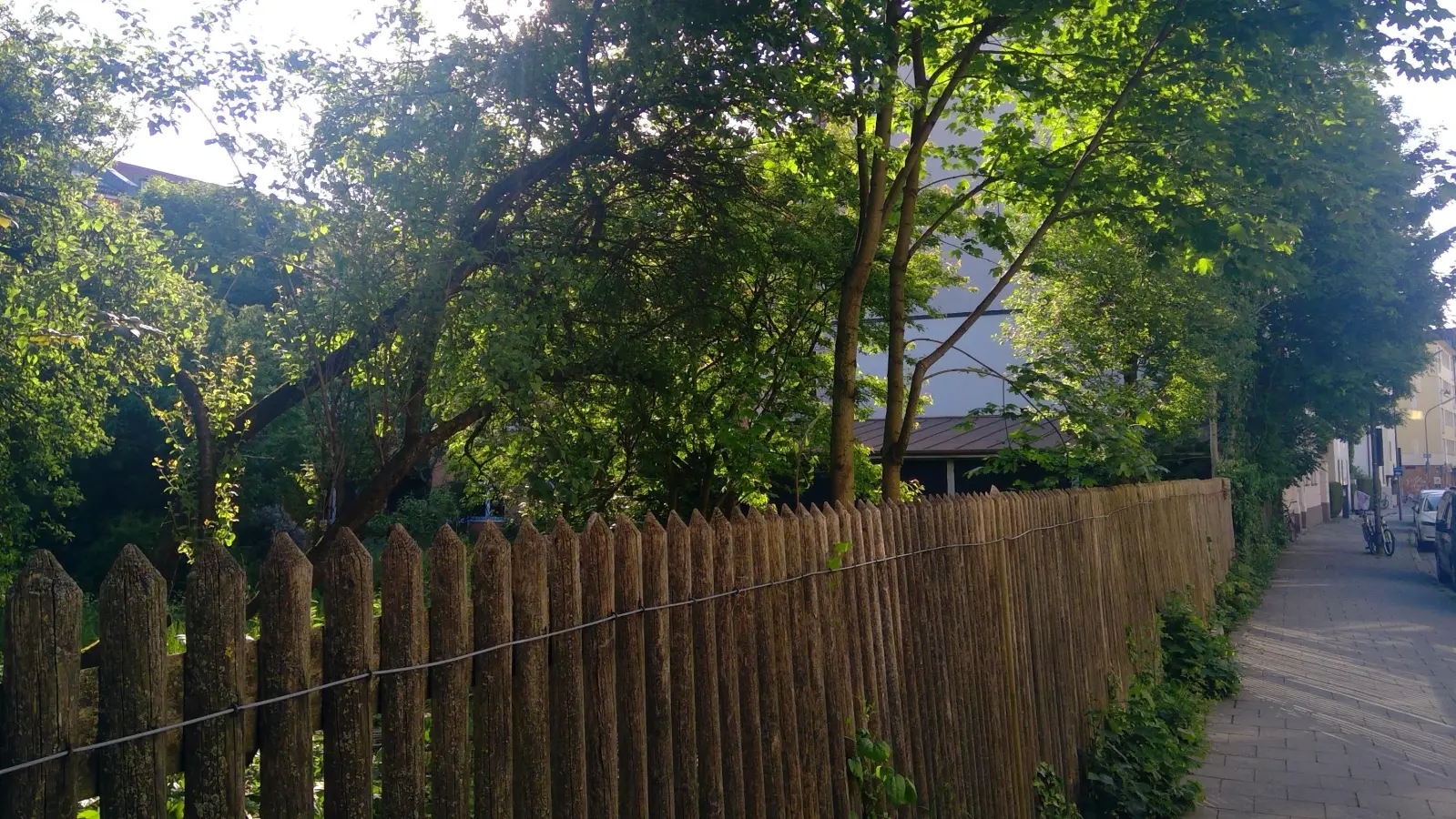 Dieses Grundstück an der Ecke Claude-Lorrain-Straße/Untere Weidenstraße soll bebaut werden. (Foto: bas)