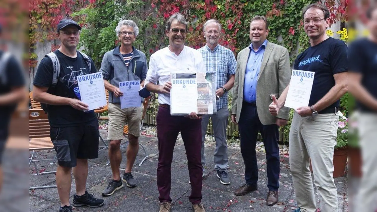Mit dem Rad für die Gemeinde: Peter Köstler (zweiter von rechts) fand bei der Siegerehrung anerkennende Worte für die sportlichen Leistungen der Radler (von links) Andreas Reim, Klaus Tuchnitz, Christoph Wagner, Peter Göttler und Jan Brubacher sowie für alle anderen Radler, die am Stadtradeln teilgenommen haben. (Foto: Gemeinde Gräfelfing)