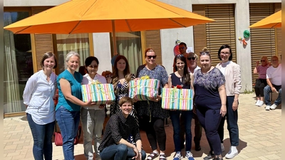 Das Team von „Klangwelt” mit Stadträtin Barbara Likus (vorn) und KJR-Vorsitzende Judith Greil (r.). (Foto: Ulrike Seiffert)