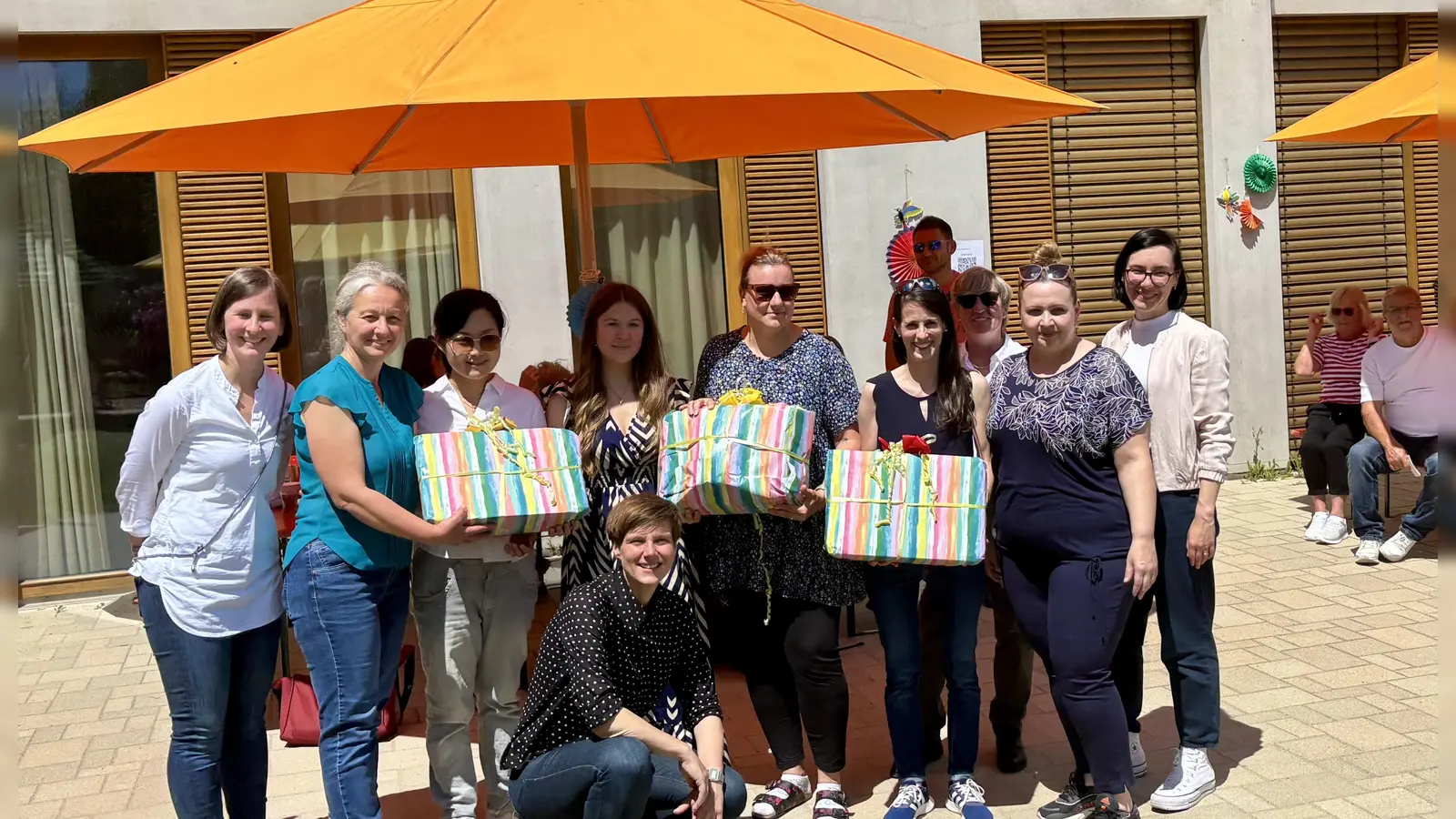 Das Team von „Klangwelt” mit Stadträtin Barbara Likus (vorn) und KJR-Vorsitzende Judith Greil (r.). (Foto: Ulrike Seiffert)