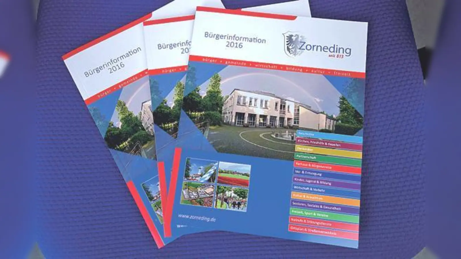 Die neue Ortsinformationsbroschüre wird an alle Haushalte in Zorneding verteilt.	 (Foto: Gemeinde)